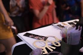 Een elegant zwart DIY gastenboek met sluitlint, kleurrijke pennen, fotohoekjes, sitckers, lijroller.