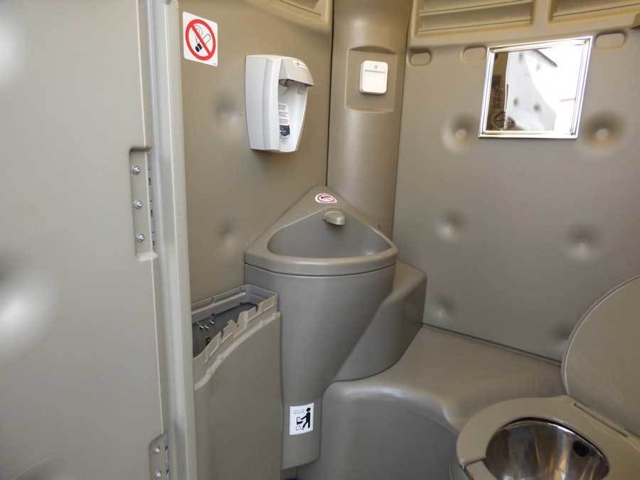 Super Luxe Eco toiletten op wagen.