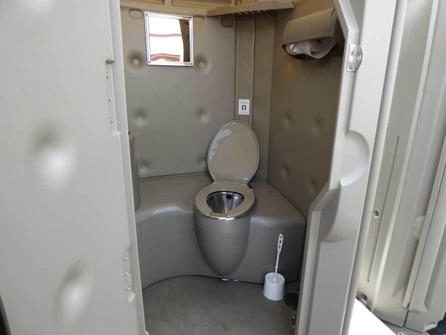Super Luxe Eco toiletten op wagen.
