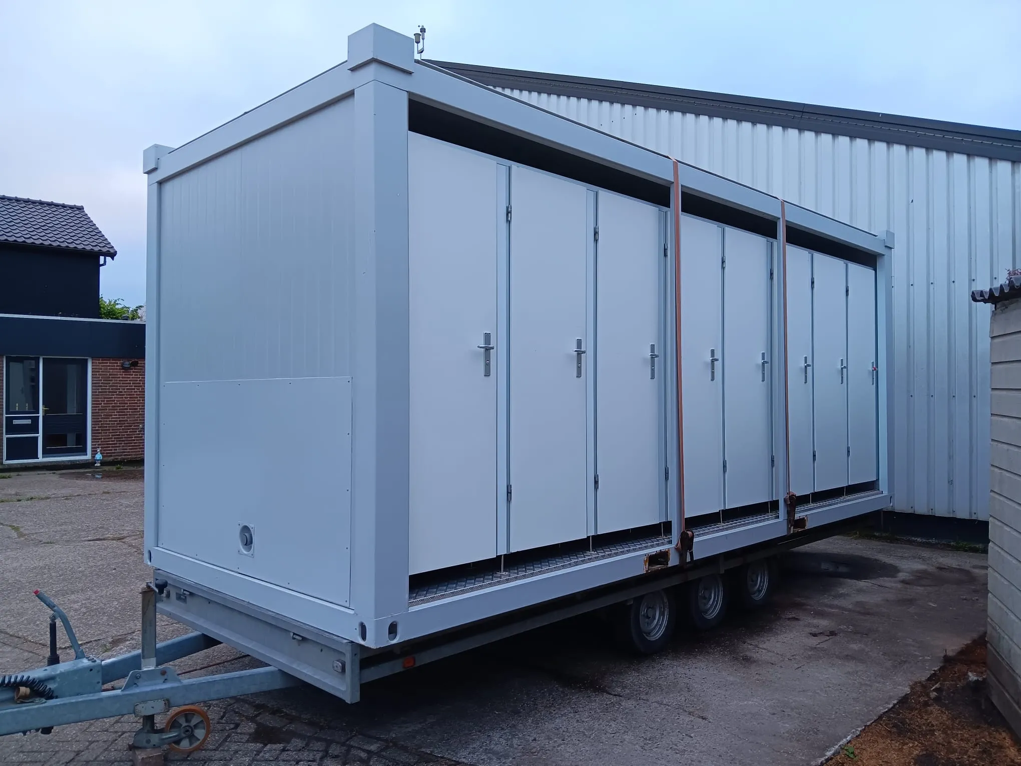Toiletunit/wagen met 16 toiletpotten