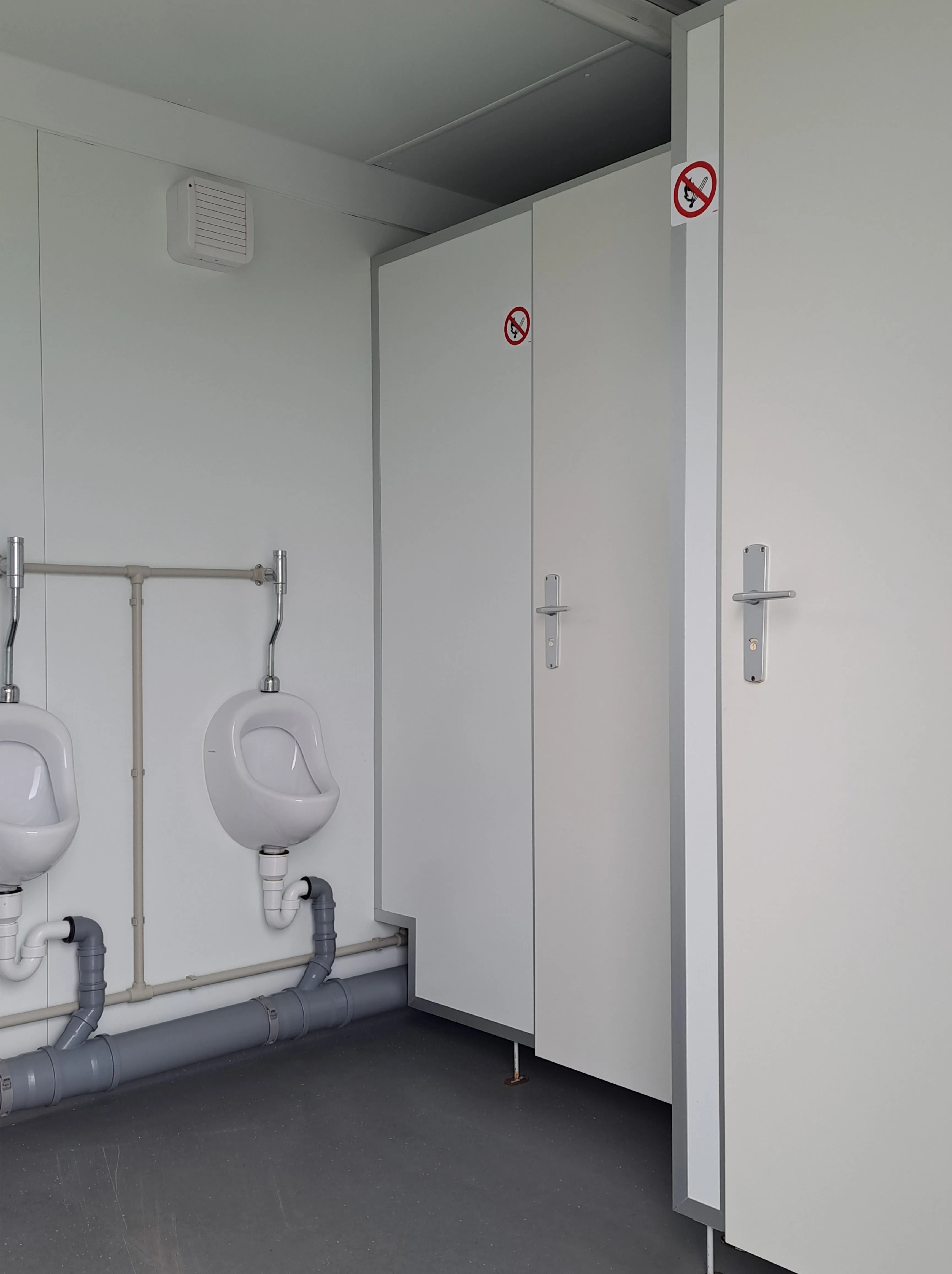 Toiletwagen gescheiden toegang voor dames en heren. (Per dag/avond)
