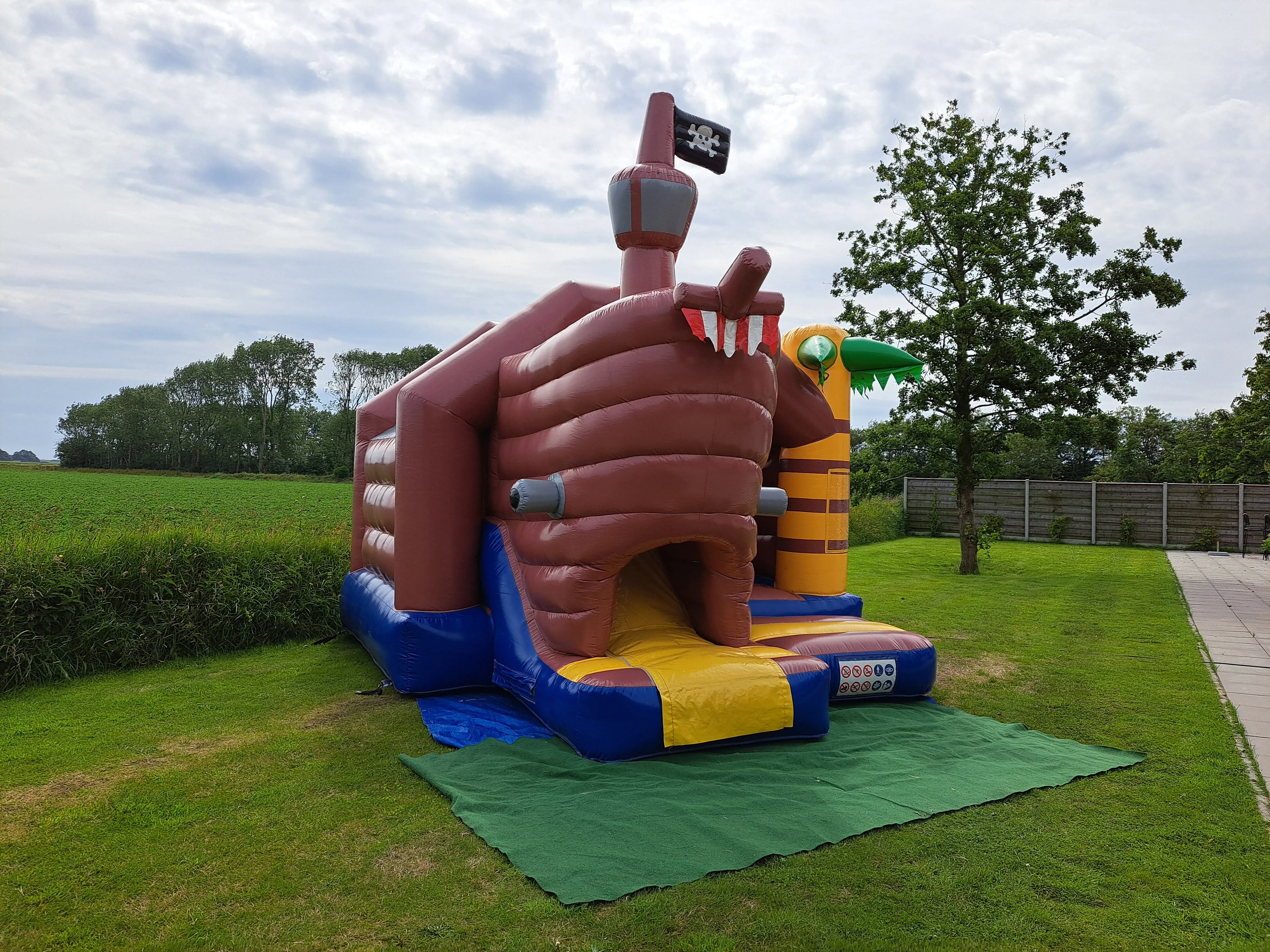 Springkussen Piraat met glijbaan