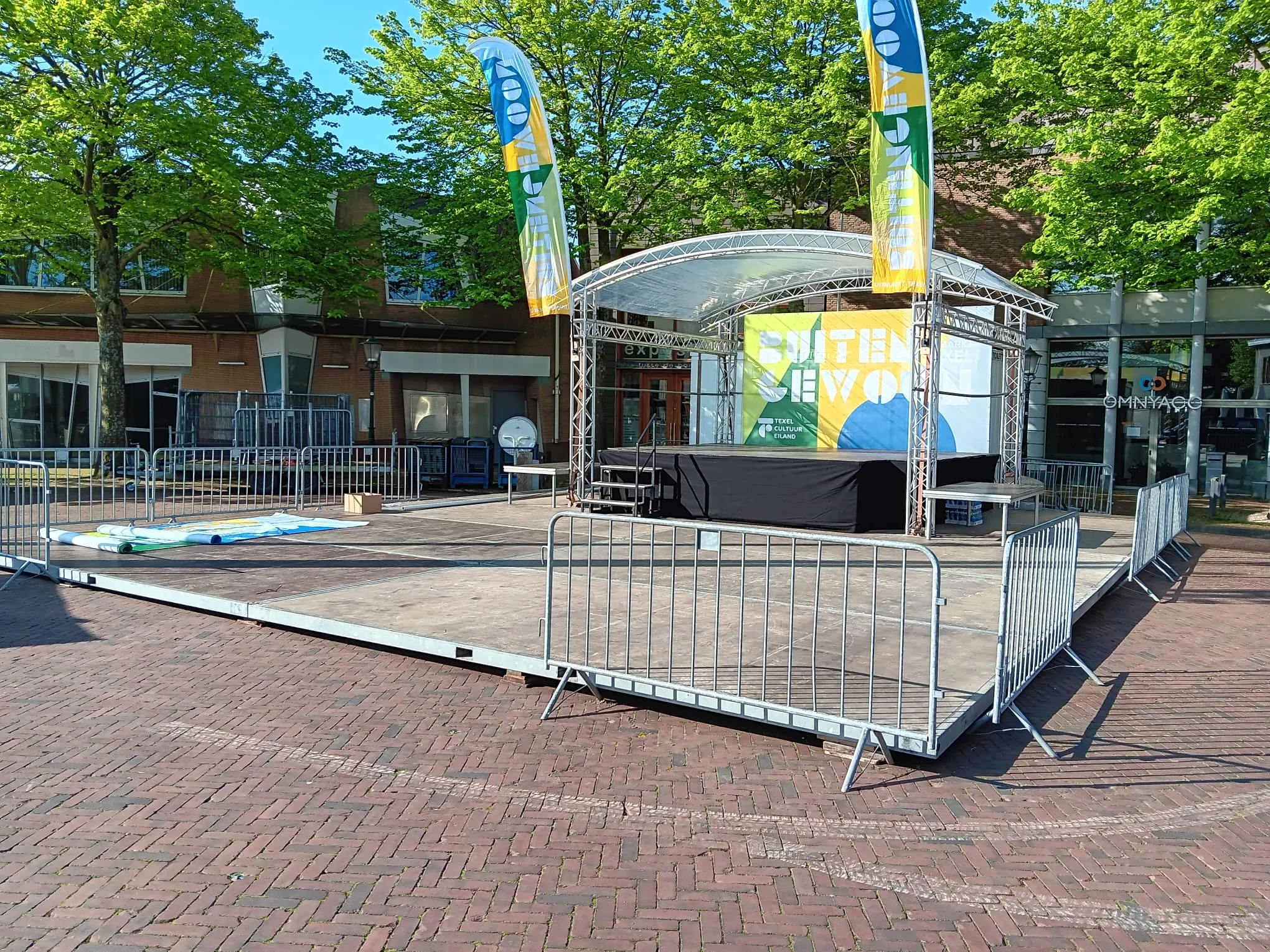 Podiumtrap met leuning