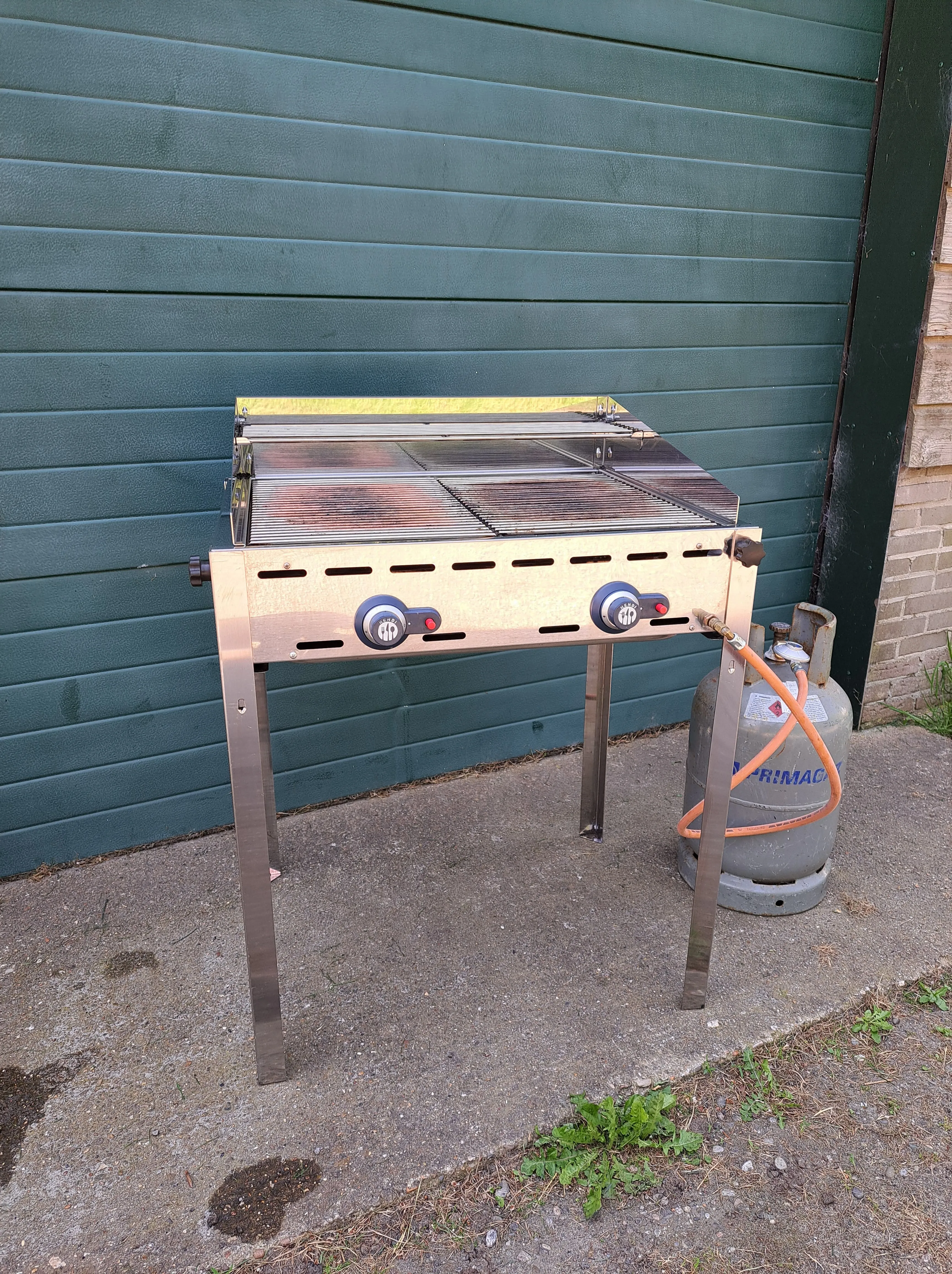 Barbecue gas klein  incl. gasfles en na schoonmaak.