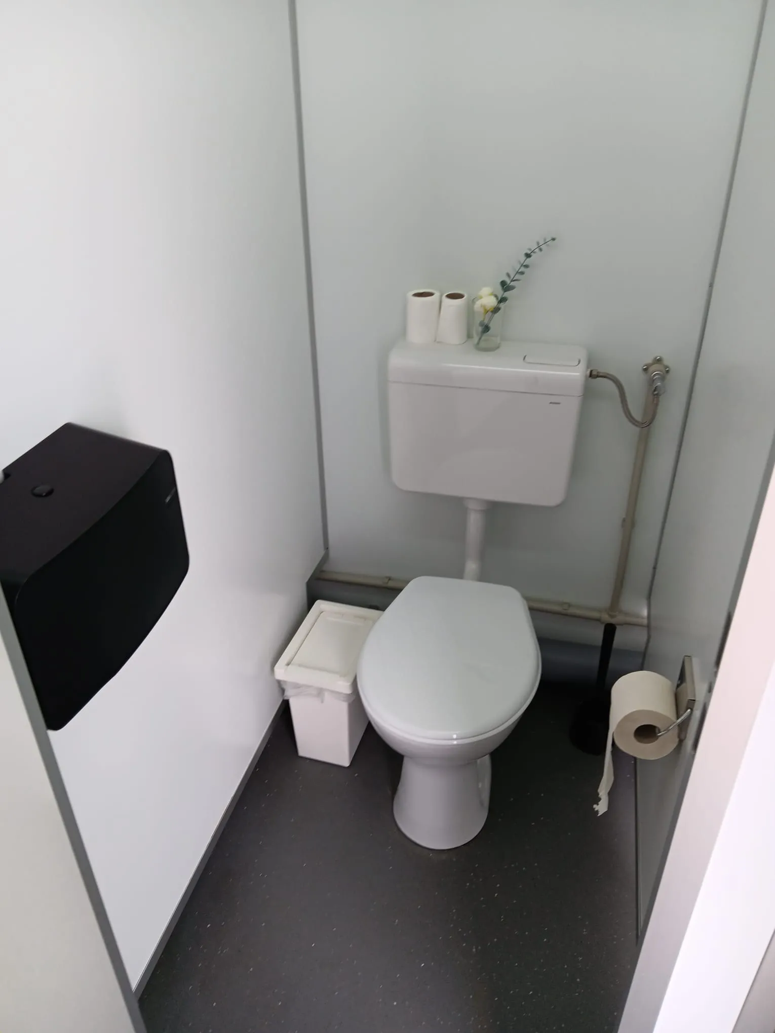 Toiletwagen gescheiden toegang voor dames en heren. (Per dag/avond)
