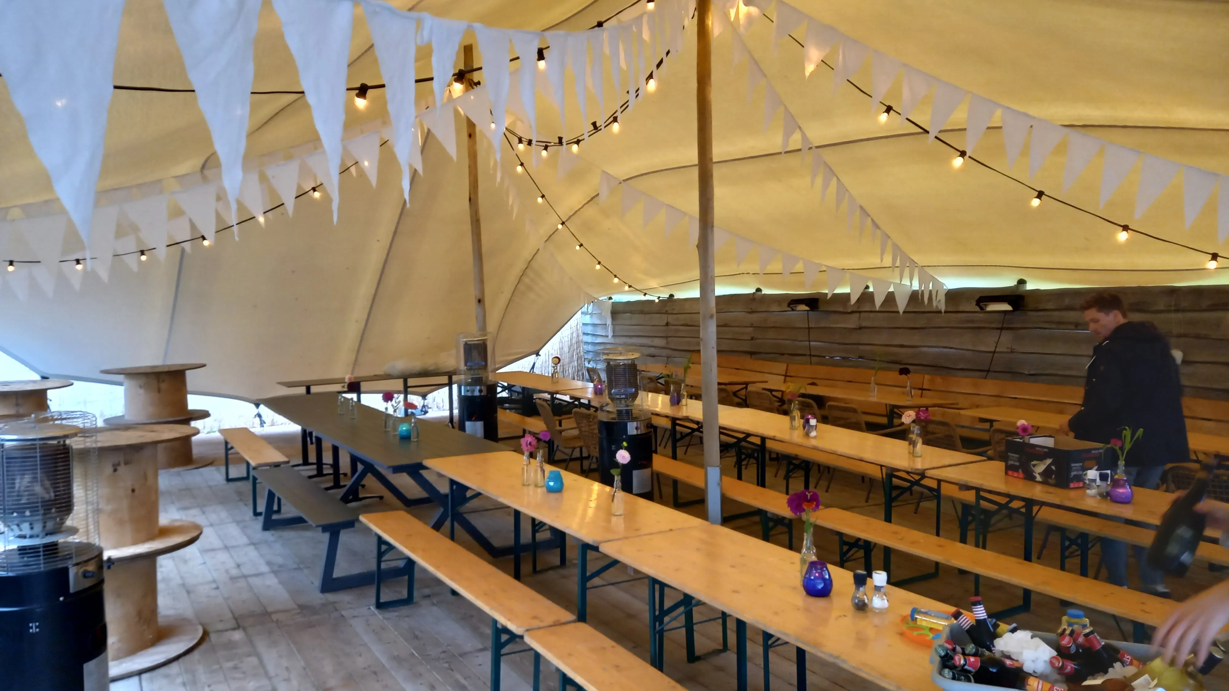 Stretchtent 10 x 15 meter zandkleur.