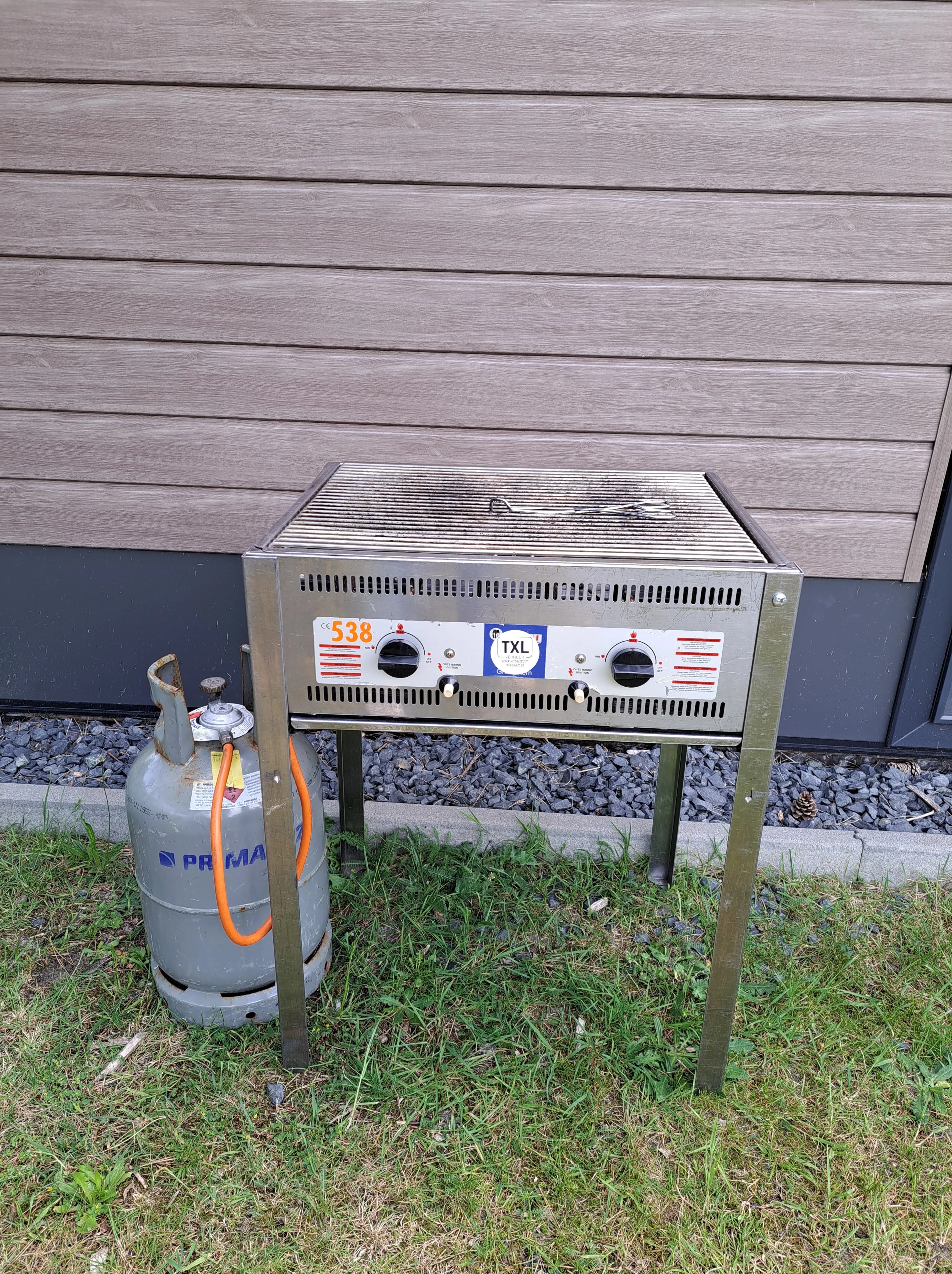 Barbecue gas klein  incl. gasfles en na schoonmaak.