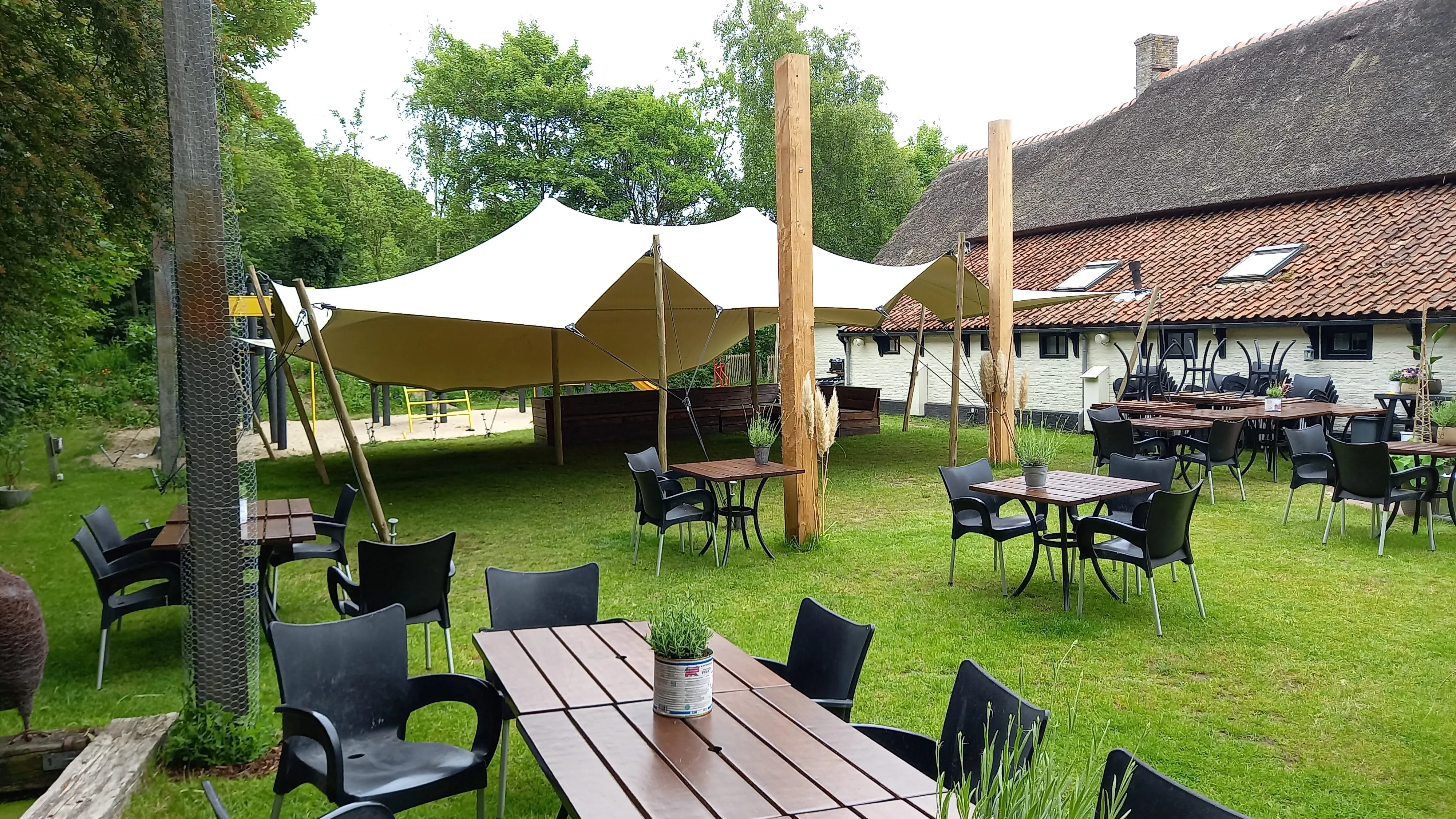 Stretchtent 10 x 15 meter zandkleur.