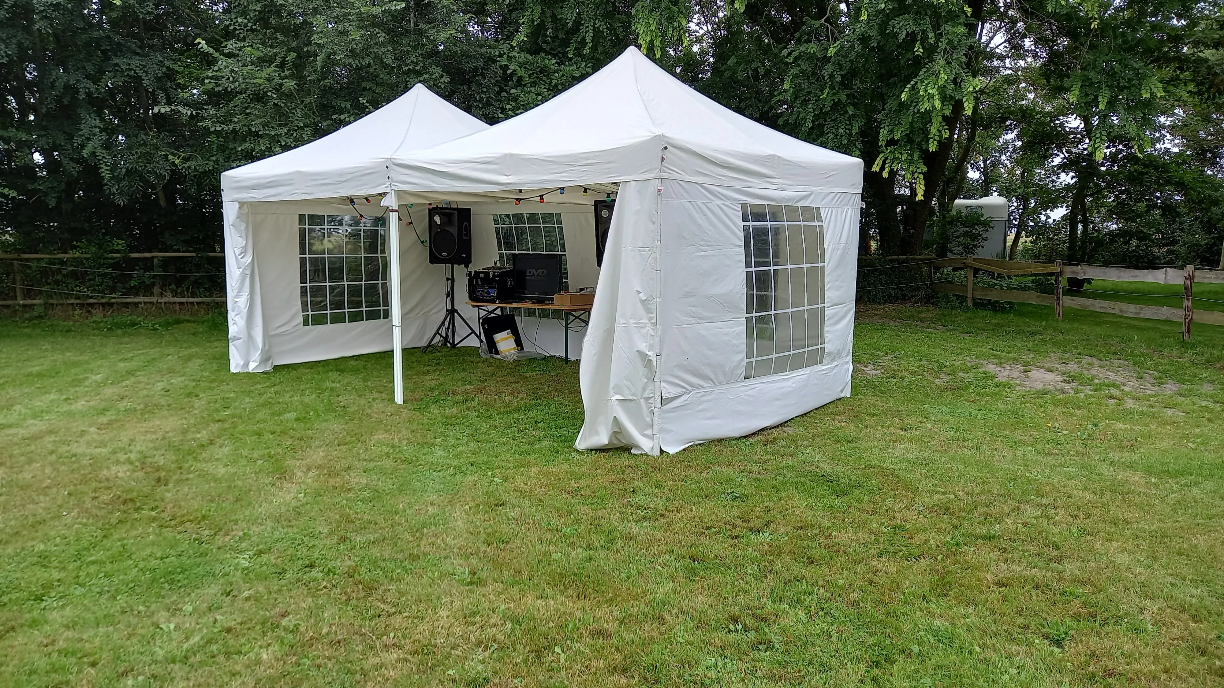 Easyup tent wit 3x3 meter incl. zijwanden