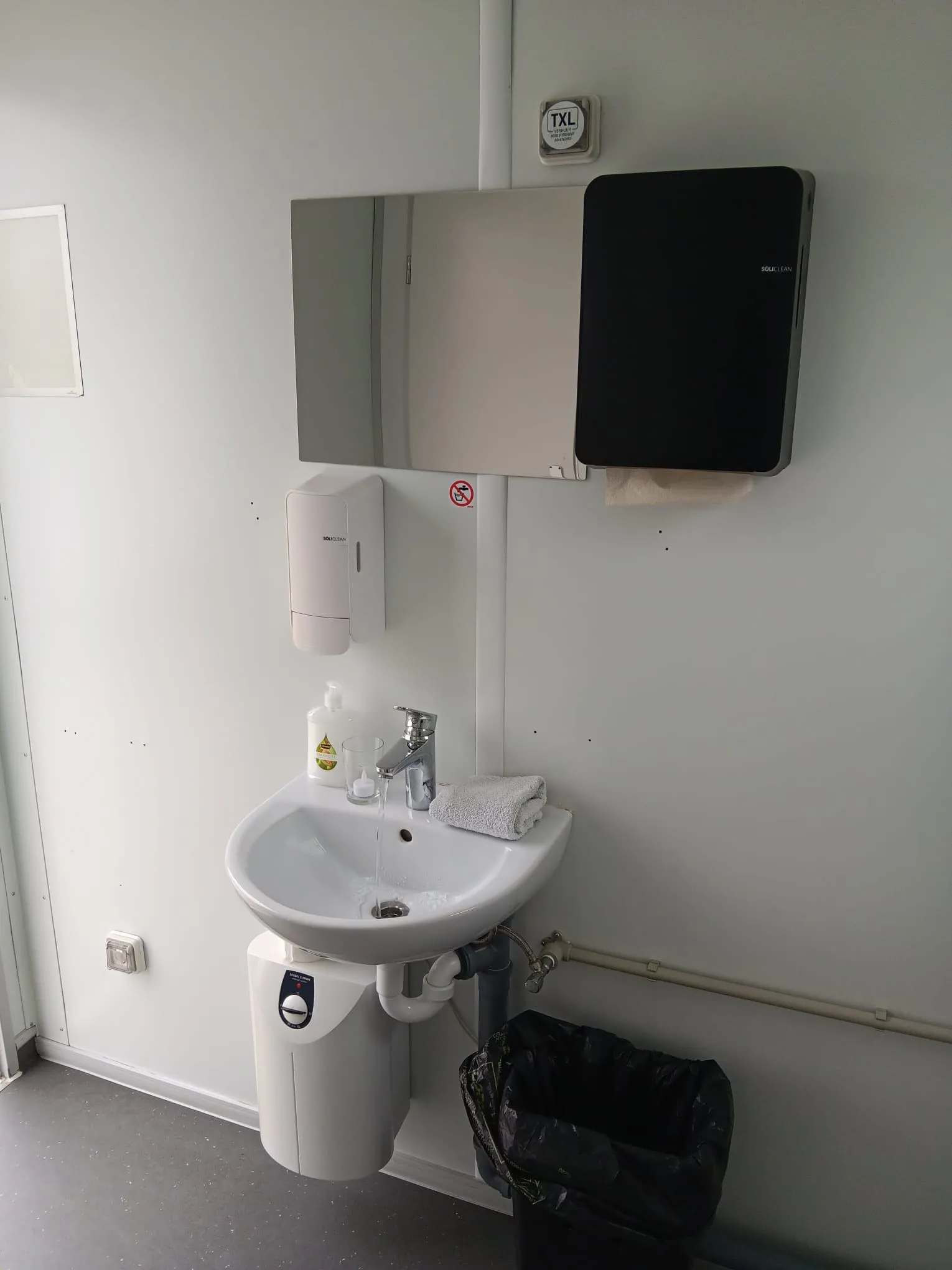 Toiletwagen gescheiden toegang voor dames en heren. (Per dag/avond)