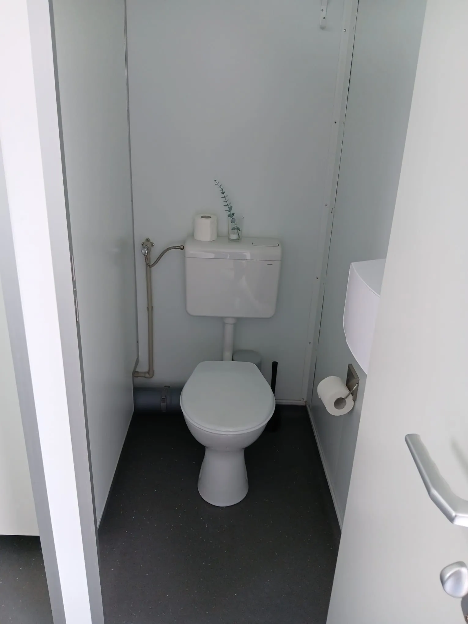 Toiletwagen gescheiden toegang voor dames en heren. (Per dag/avond)