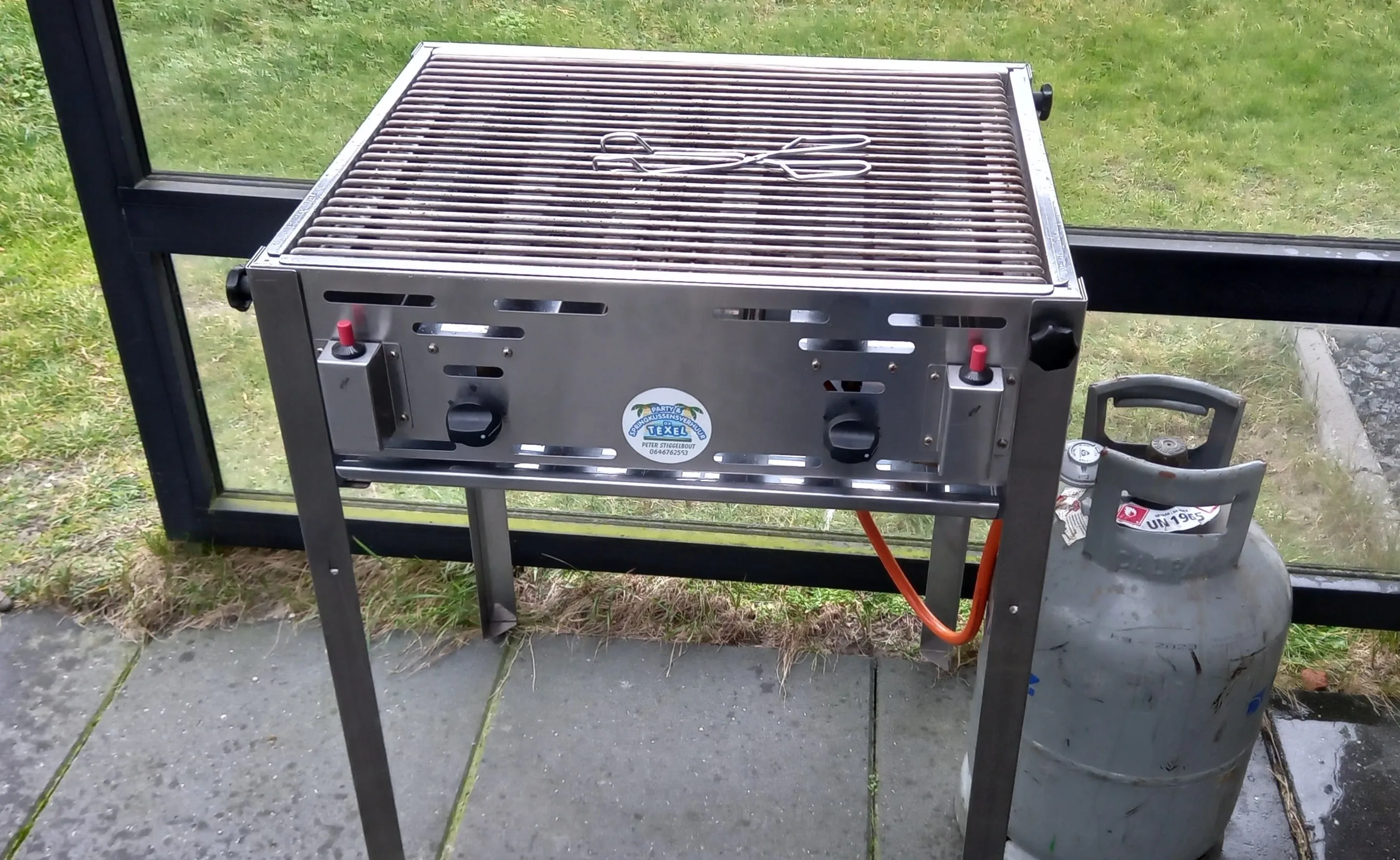 Barbecue gas klein  incl. gasfles en na schoonmaak.