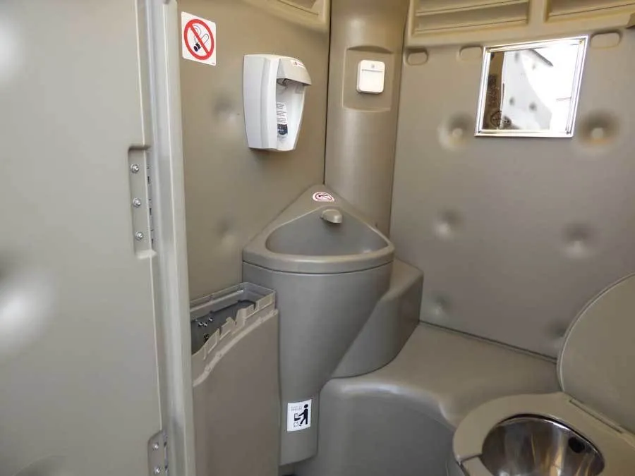 Super Luxe Eco toiletten op wagen.