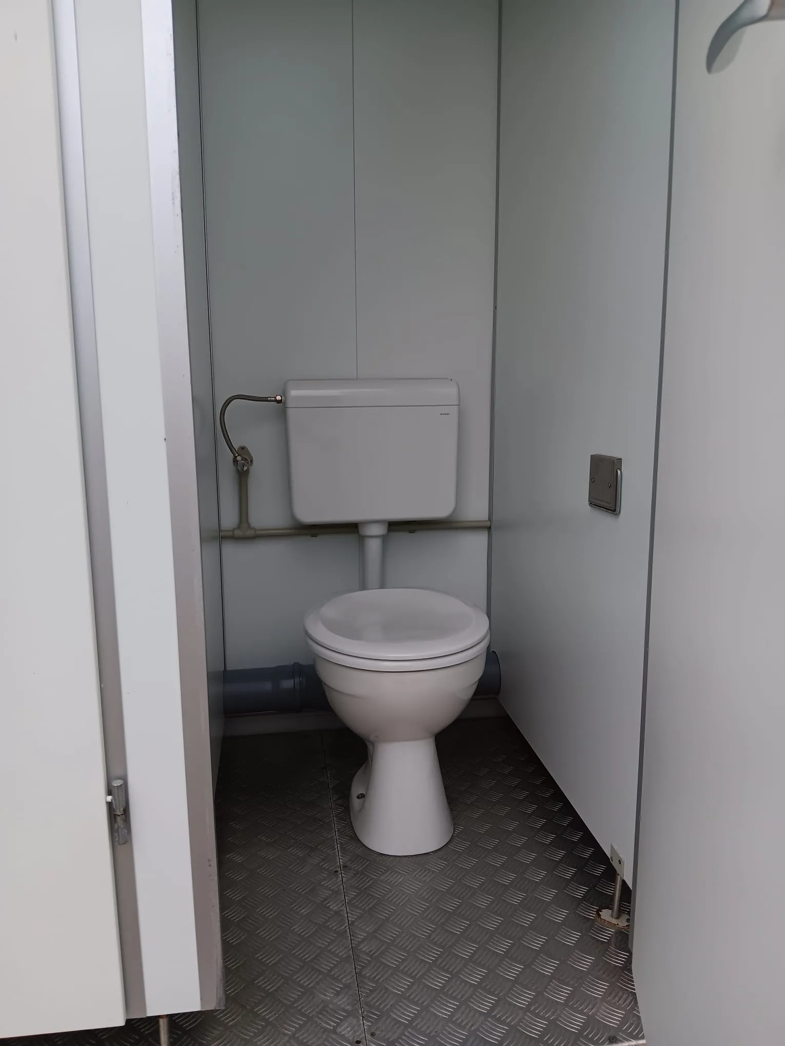 Toiletunit/wagen met 16 toiletpotten