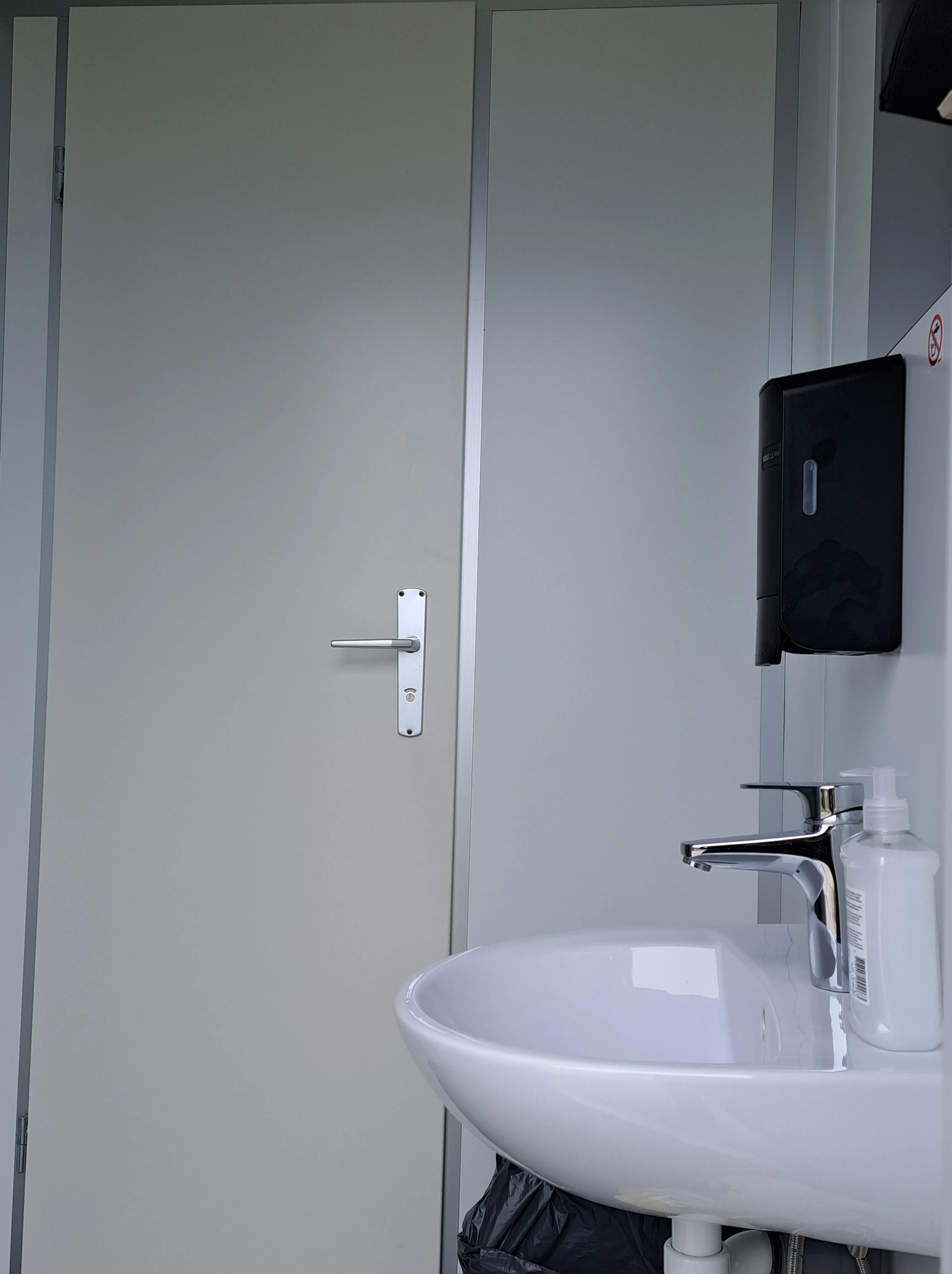 Toiletwagen gescheiden toegang voor dames en heren. (Per dag/avond)