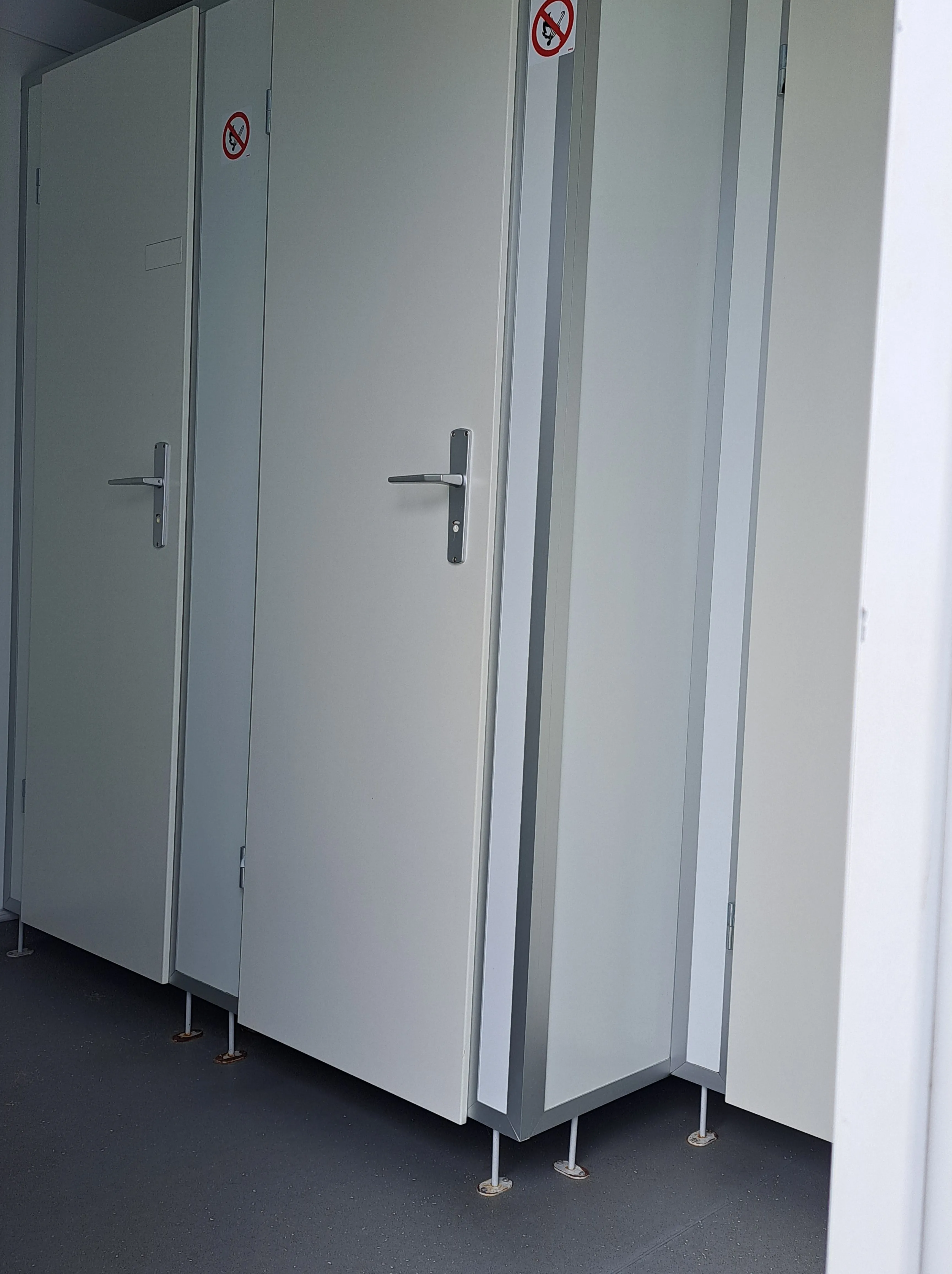 Toiletwagen gescheiden toegang voor dames en heren. (Per dag/avond)