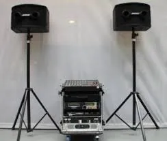Geluid set met draadloze microfoon en 2 speakers op statief.