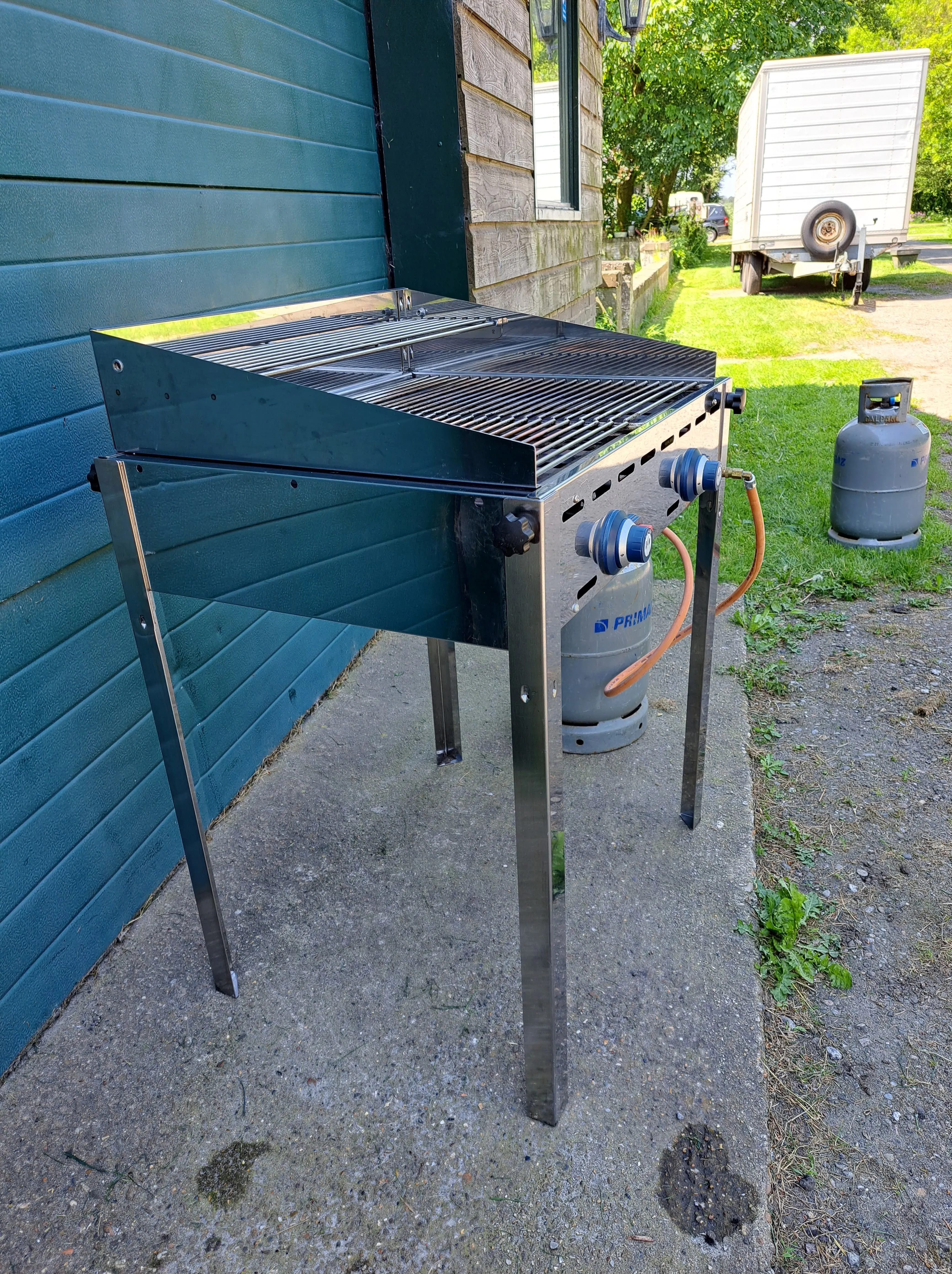Barbecue gas klein  incl. gasfles en na schoonmaak.