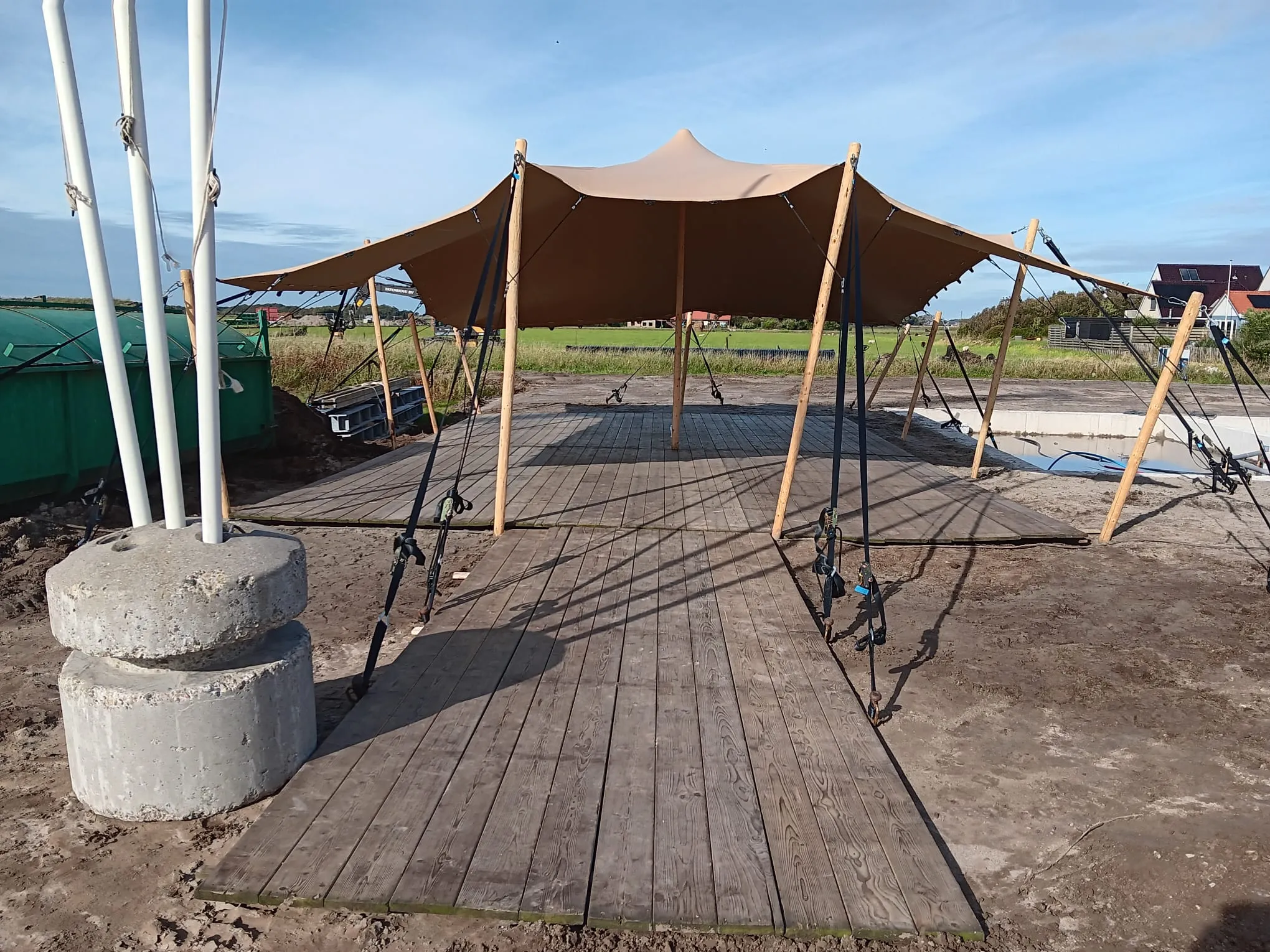 Stretchtent 7,5x10 meter zandkleur.