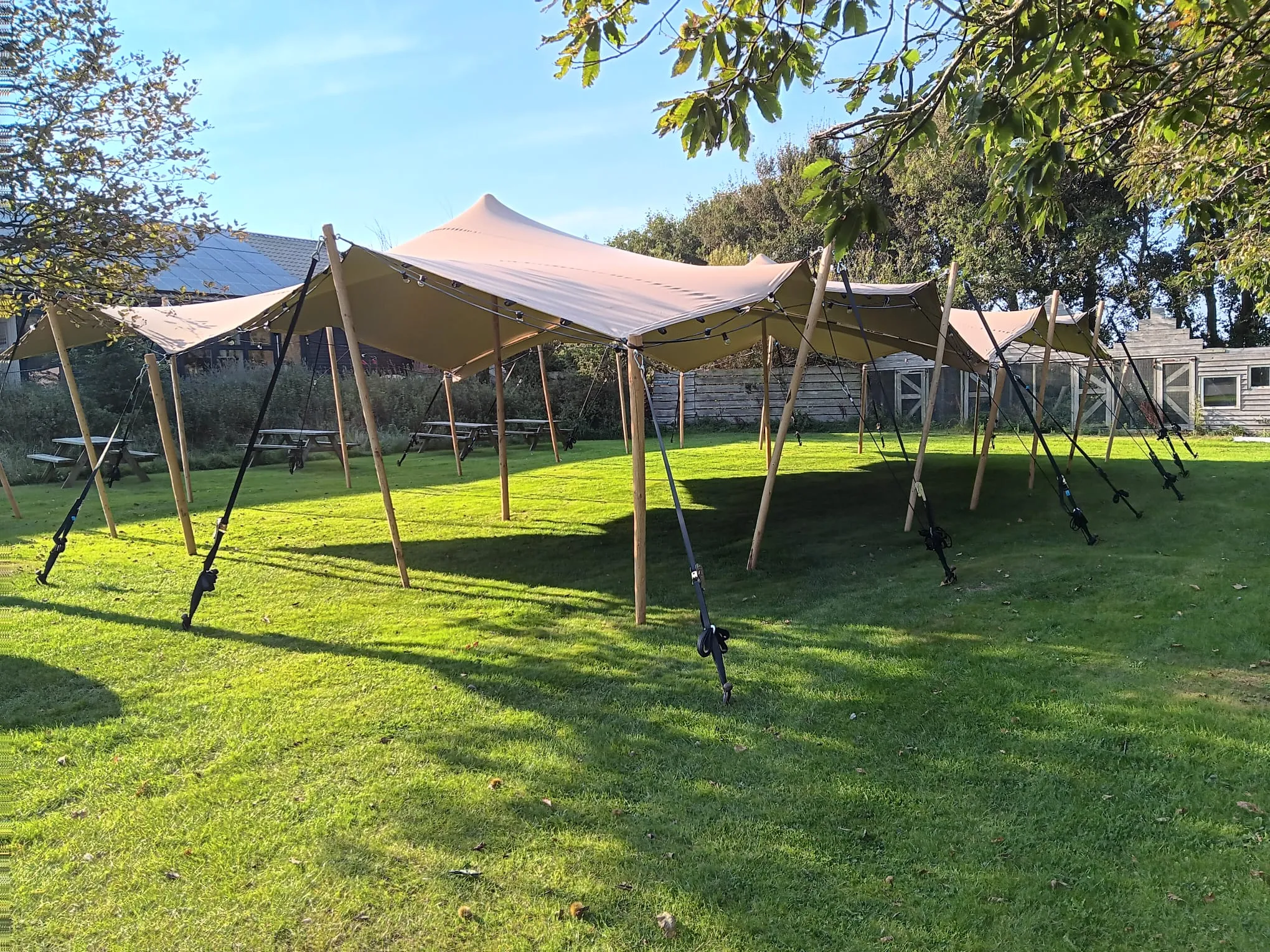 Stretchtent 7,5x10 meter zandkleur.